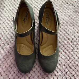 Gray Mary Jane heels size 7.5 DexFlex